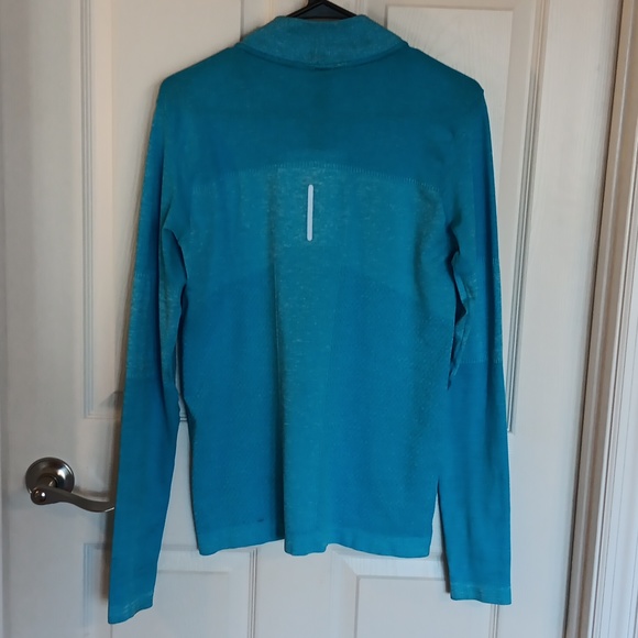 Women's long sleeve blue exercise shirt. - Picture 5 of 7